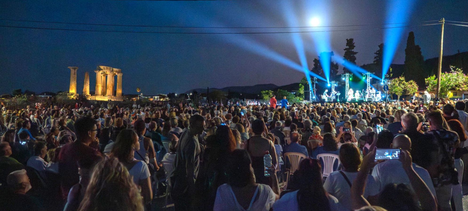 Η Ευανθία Ρεμπούτσικα συγκίνησε την Αρχαία Κόρινθο – Μοναδική συναυλία στον Ναό του Απόλλωνα